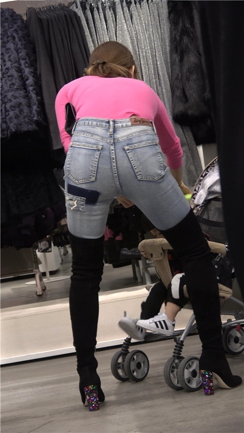 漂亮的高靴牛仔紧身裤美女[2.3G/MP4]