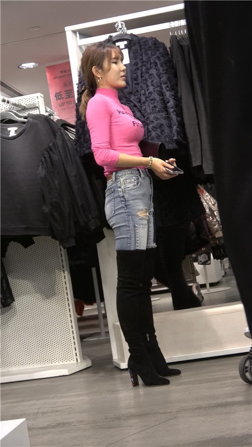 漂亮的高靴牛仔紧身裤美女[2.3G/MP4]