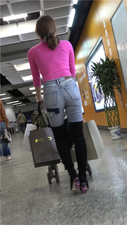 漂亮的高靴牛仔紧身裤美女[2.3G/MP4]