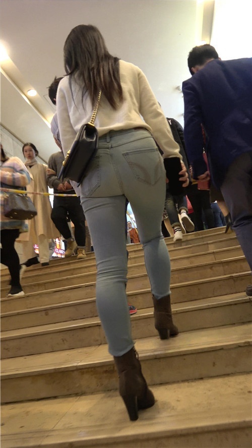 漂亮的极品牛仔紧身裤美女[594M/MP4]