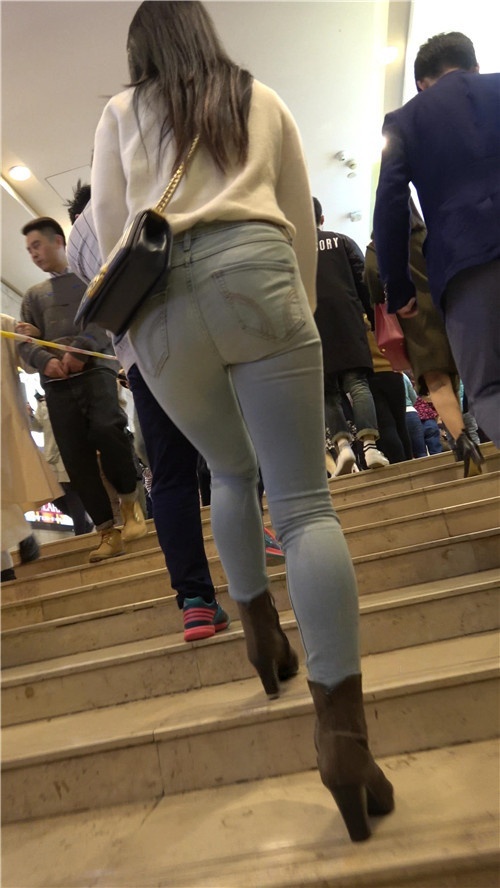 漂亮的极品牛仔紧身裤美女[594M/MP4]