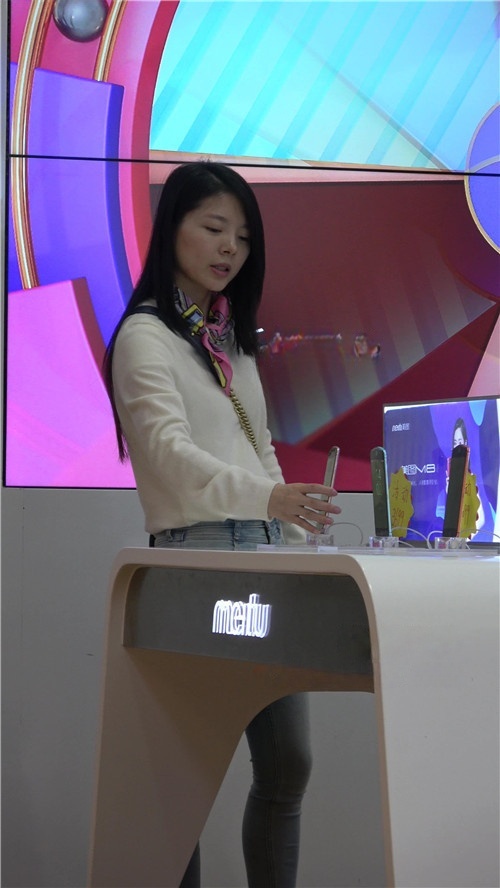 漂亮的极品牛仔紧身裤美女[594M/MP4]