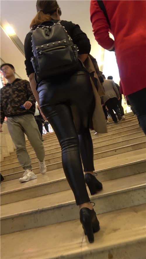 背着双肩包的皮裤小姐姐[1.27G/MP4]