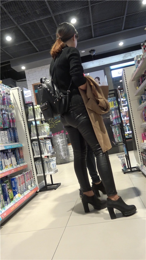 背着双肩包的皮裤小姐姐[1.27G/MP4]