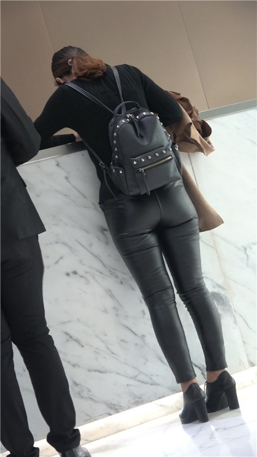 背着双肩包的皮裤小姐姐[1.27G/MP4]