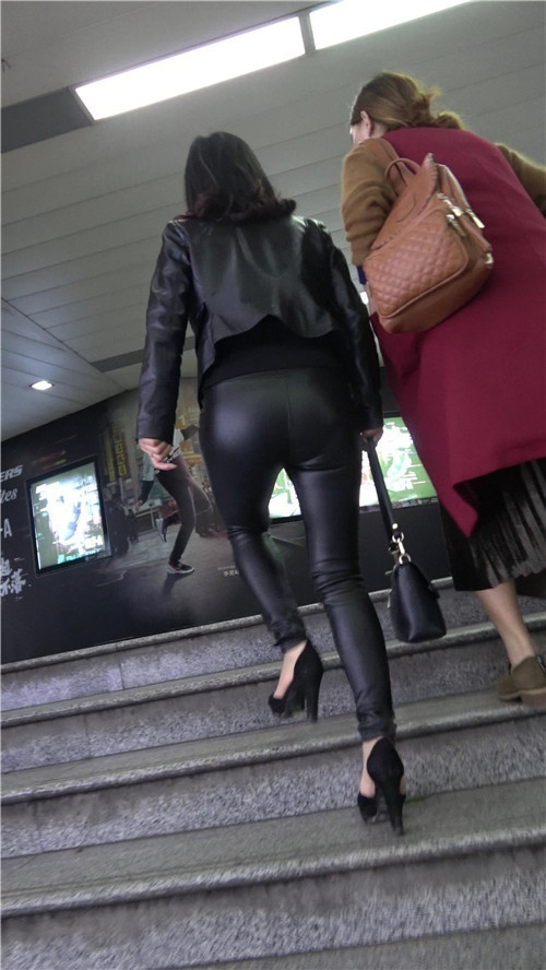 漂亮的皮衣皮裤美女[1.1G/MP4]