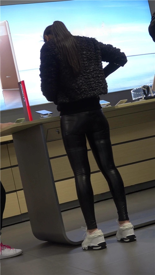 极品紧身皮裤美女[1.05G/MP4]