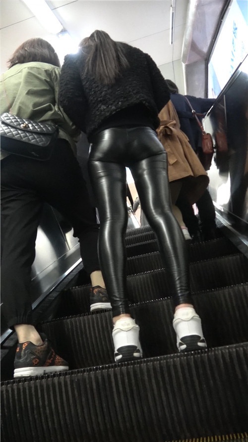 极品紧身皮裤美女[1.05G/MP4]