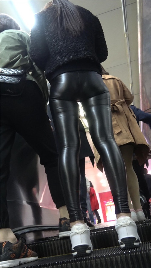 极品紧身皮裤美女[1.05G/MP4]