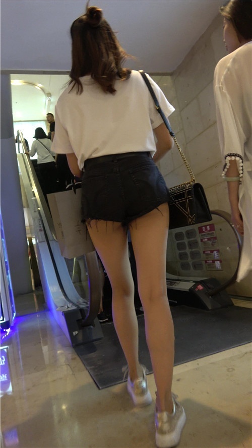 黑色牛仔热裤美女[989M/MP4]