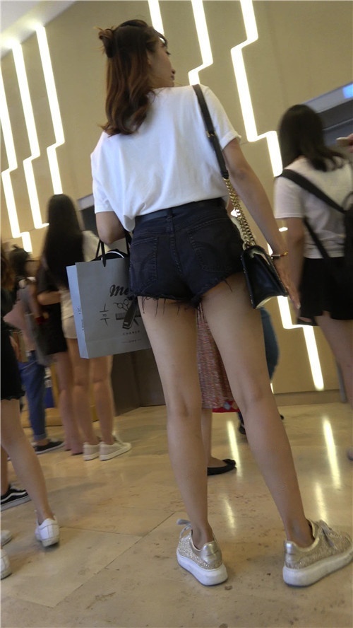 黑色牛仔热裤美女[989M/MP4]