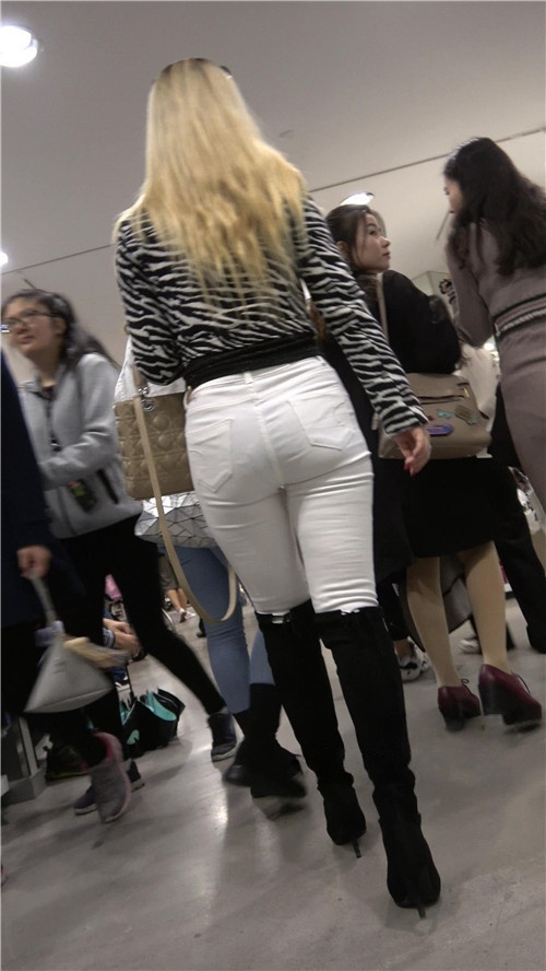 高靴白裤黄发妹子[1.84G/MP4]