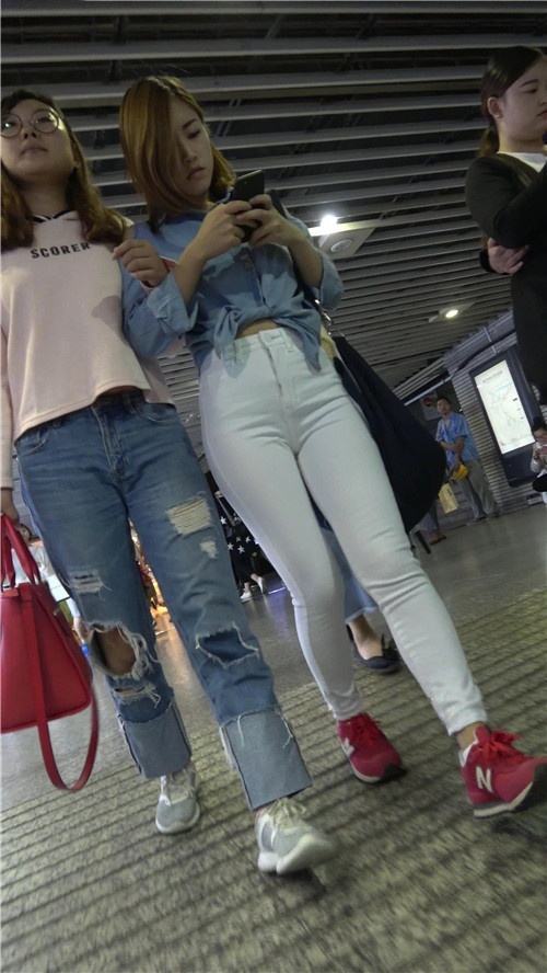 漂亮的白裤紧身美女[844M/MP4]