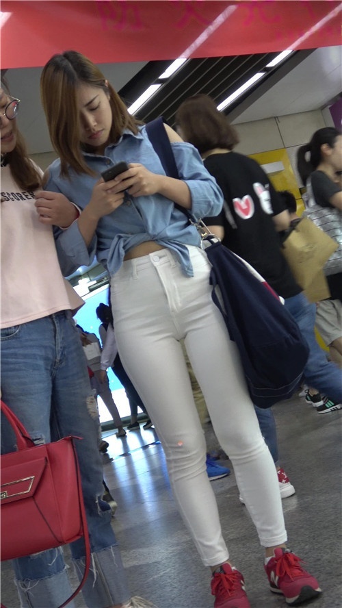 漂亮的白裤紧身美女[844M/MP4]