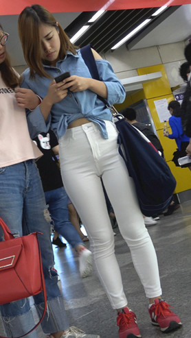 漂亮的白裤紧身美女[844M/MP4]