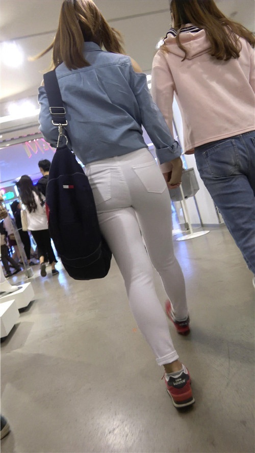 漂亮的白裤紧身美女[844M/MP4]