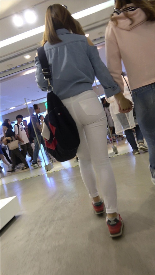 漂亮的白裤紧身美女[844M/MP4]