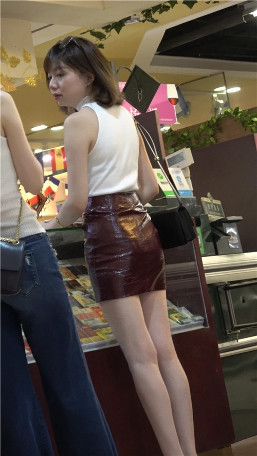 漂亮的皮裙短发美女[1.43G/MP4]