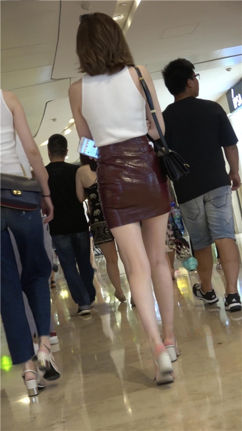 漂亮的皮裙短发美女[1.43G/MP4]