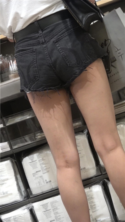 漂亮的黑色热裤美女[672M/MP4]