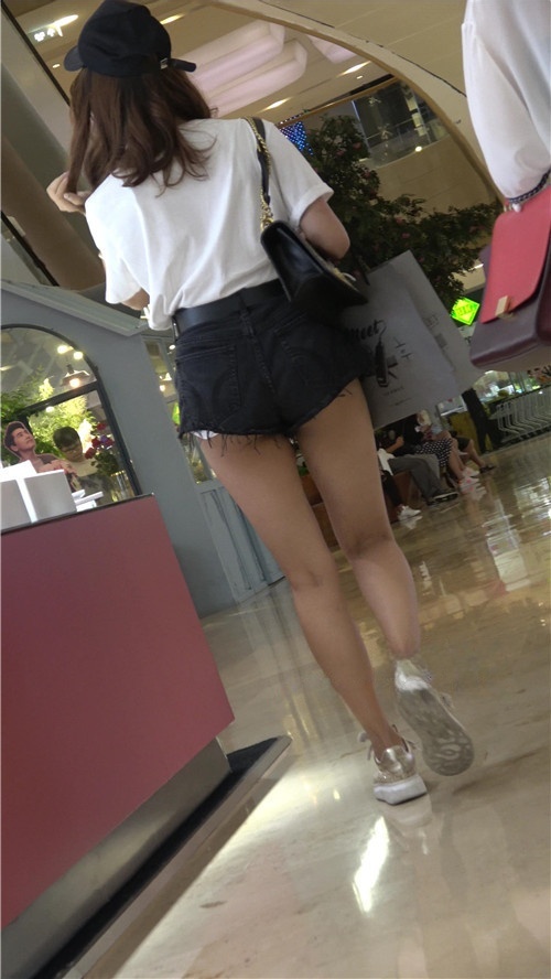 漂亮的黑色热裤美女[672M/MP4]