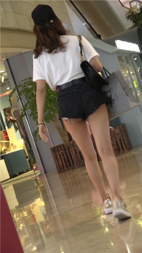 漂亮的黑色热裤美女[672M/MP4]