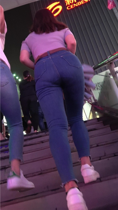 街拍极品紧身牛仔裤美女[1.22G/MP4]