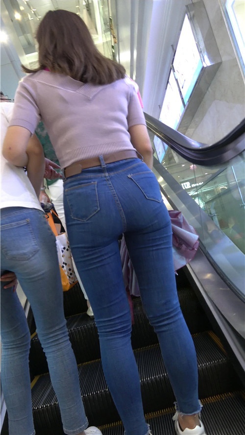 街拍极品紧身牛仔裤美女[1.22G/MP4]