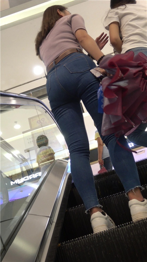 街拍极品紧身牛仔裤美女[1.22G/MP4]