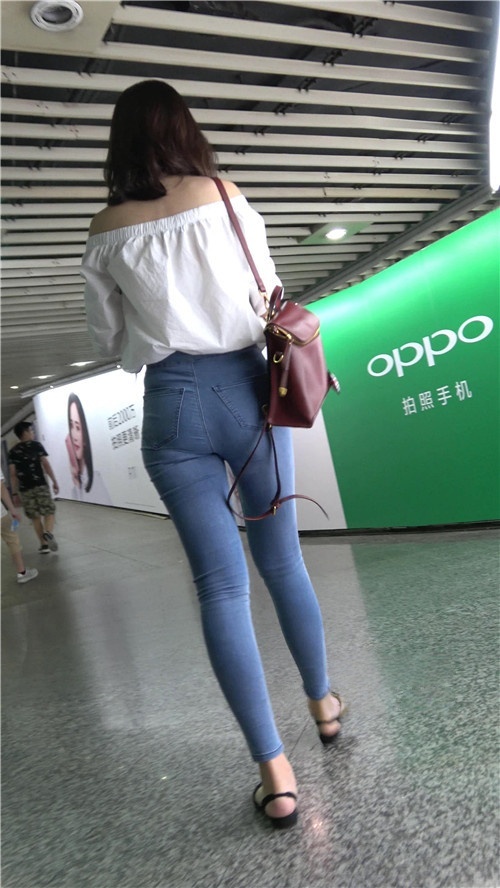 漂亮的紧身牛仔裤美女[1.05G/MP4]