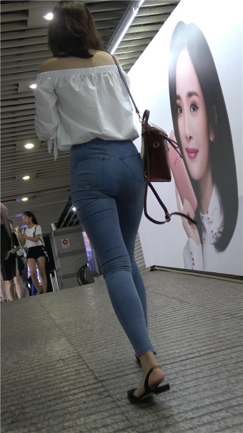 漂亮的紧身牛仔裤美女[1.05G/MP4]