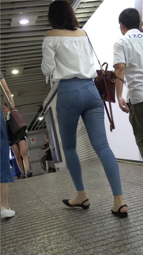 漂亮的紧身牛仔裤美女[1.05G/MP4]