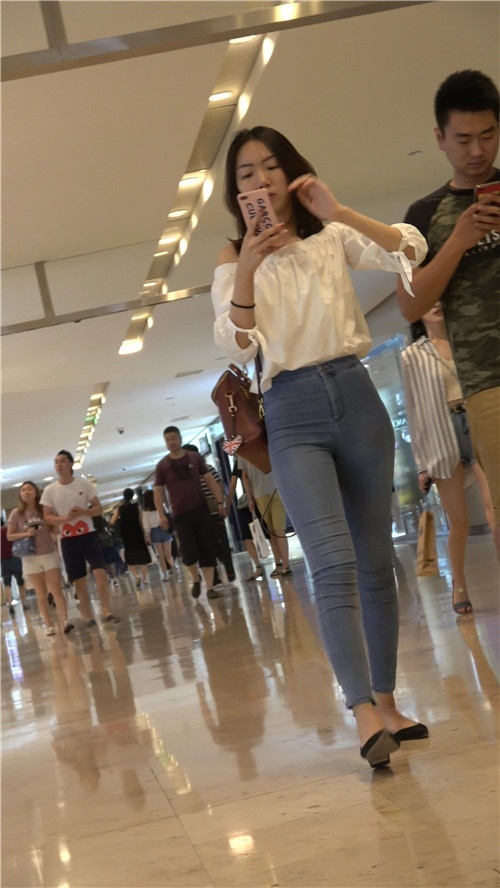 漂亮的紧身牛仔裤美女[1.05G/MP4]