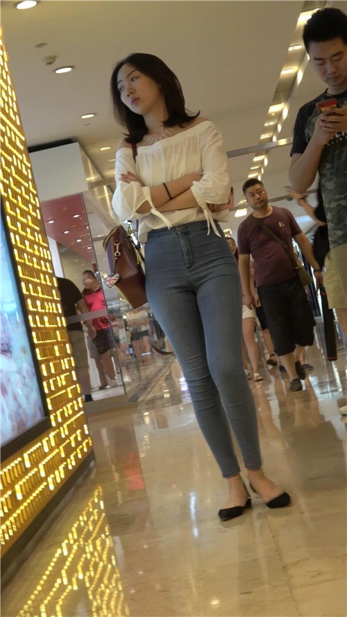 漂亮的紧身牛仔裤美女[1.05G/MP4]