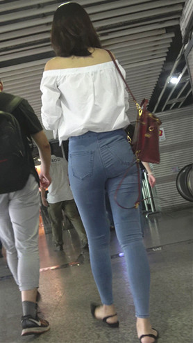 漂亮的紧身牛仔裤美女[1.05G/MP4]