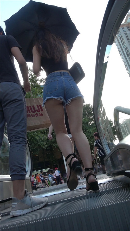 漂亮的长腿热裤月牙美女[1.07G/MP4]