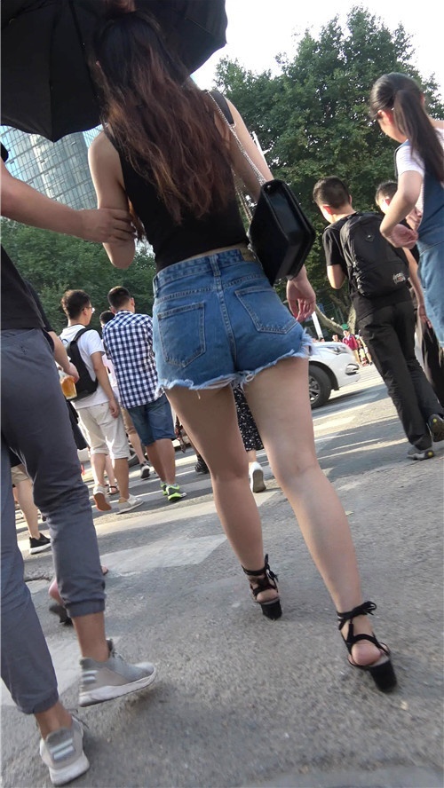 漂亮的长腿热裤月牙美女[1.07G/MP4]