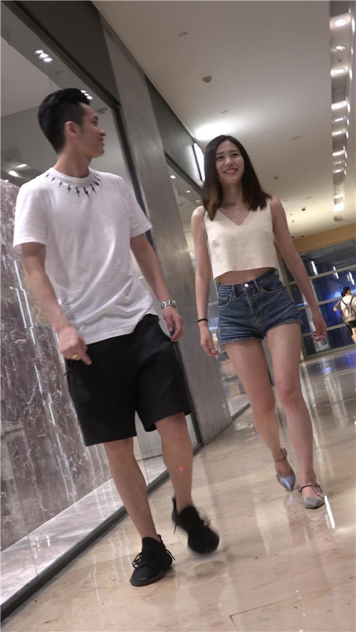 牛仔热裤月牙美女[1.05G/MP4]