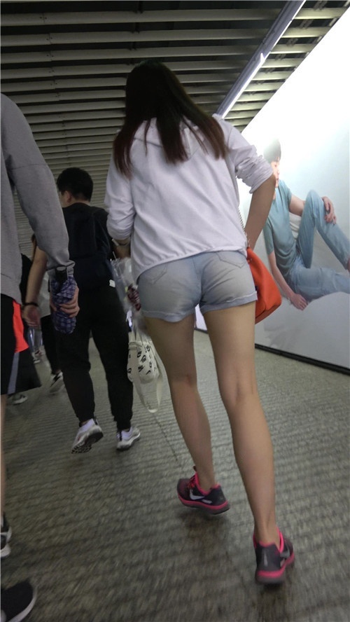 牛仔热裤妹子[896M/MP4]