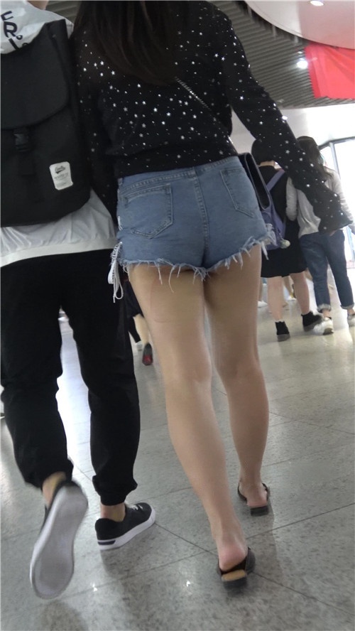 牛仔热裤妹子[896M/MP4]