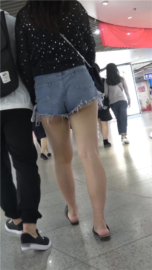 牛仔热裤妹子[896M/MP4]