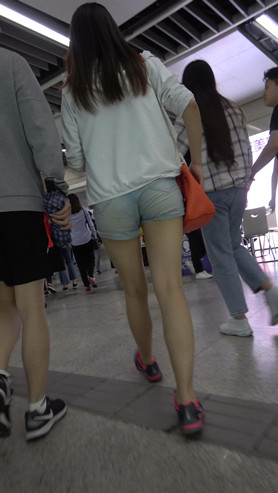 牛仔热裤妹子[896M/MP4]