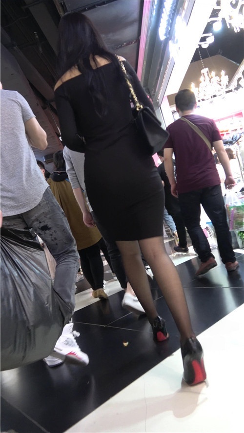 紧身黑色连体包臀裙小姐姐[818M/MP4]