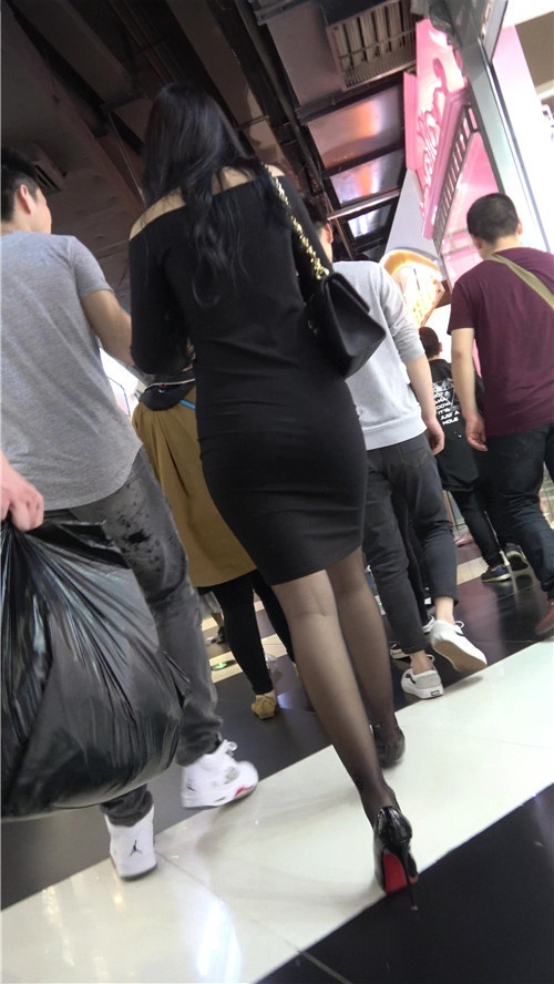 紧身黑色连体包臀裙小姐姐[818M/MP4]