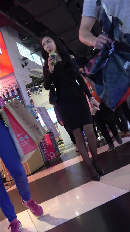 紧身黑色连体包臀裙小姐姐[818M/MP4]