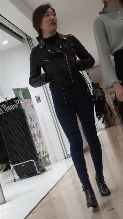 漂亮的牛仔紧身裤美女[1.12G/MP4]