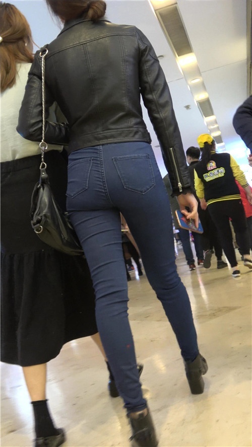 漂亮的牛仔紧身裤美女[1.12G/MP4]