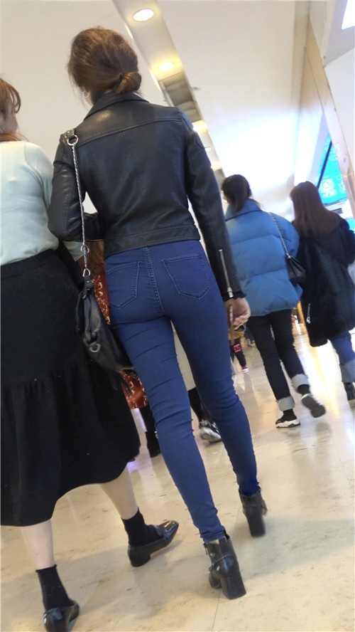 漂亮的牛仔紧身裤美女[1.12G/MP4]