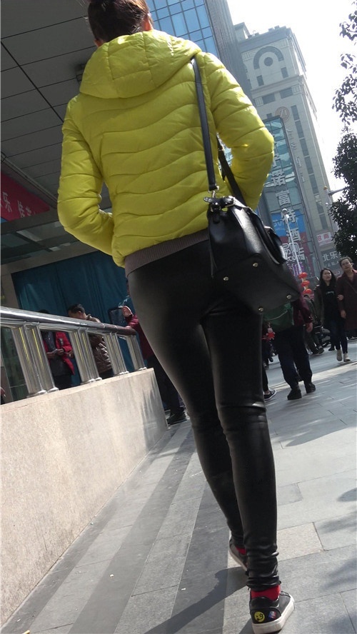 三组皮裤美女[1.07G/MP4]