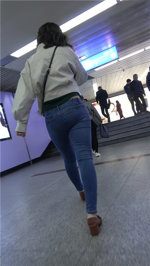 蓝牛紧身裤妹子[1.15G/MP4]